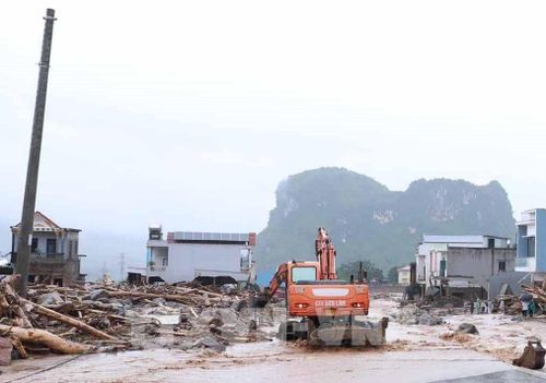 Máy móc phương tiện được huy động khắc phục hậu quả trận lũ quét. Ảnh: Quý Trung – TTXVN
