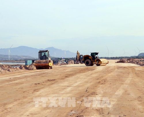 Dự án điện khí LNG công suất 1.500MW tại xã Cà Ná, tỉnh Khánh Hòa đang được Liên danh Trung Nam – Sidoros River đầu tư thi công. Ảnh: Công Thử - TTXVN
