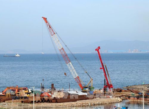 Tập đoàn Trungnam triển khai thi công bến cảng 1B - Cảng biển tổng hợp tại xã Cà Ná, tỉnh Khánh Hòa. Ảnh: Công Thử - TTXVN\