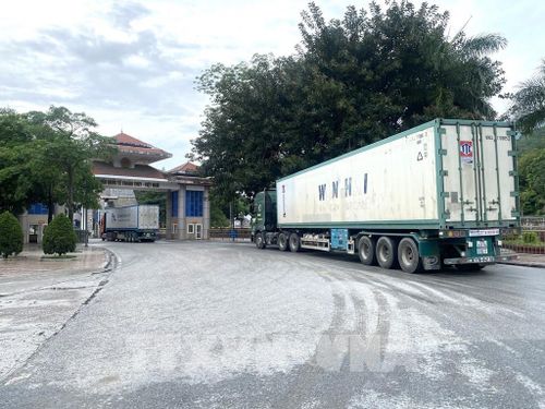 Xe container chở hàng làm thủ tục qua Cửa khẩu quốc tế Thanh Thủy (Tuyên Quang). Ảnh: Minh Tâm - TTXVN