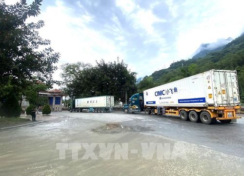 Hoạt động xuất, nhập khẩu qua Cửa khẩu quốc tế Thanh Thủy (Tuyên Quang) diễn ra sôi động, góp phần thúc đẩy giao thương biên giới. Ảnh: Minh Tâm - TTXVN