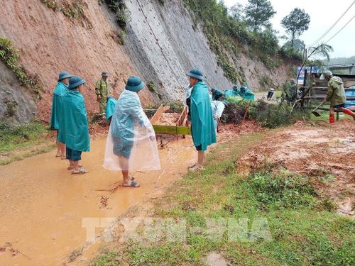 Các lực lượng khắc phục điểm sạt lở đường giao thông ở xã Púng Luông. Ảnh: TTXVN phát