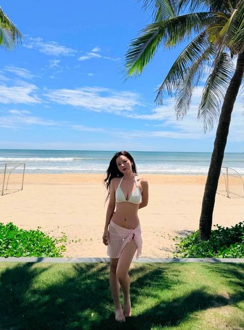 Lê Hạ Anh khoe vòng eo thon gọn, thần thái cuốn hút giữa biển xanh. (Nguồn: FBNV)