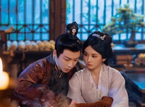 Khom Lưng do Đặng Khoa đạo diễn, quy tụ Tống Tổ Nhi và Lưu Vũ Ninh trong vai Tiểu Kiều và Ngụy Thiệu. Chuyển thể từ tiểu thuyết cùng tên của Bồng Lai Khách, phim lấy bối cảnh cuối thời Đông Hán, xoay quanh cuộc hôn nhân chính trị giữa hai gia tộc vốn có mối huyết hải thâm thù. Vì sự tồn vong của dòng họ, Tiểu Kiều buộc phải kết hôn với vị chiến thần nổi tiếng lạnh lùng Ngụy Thiệu. Ban đầu, cả hai luôn dè chừng và nghi kỵ lẫn nhau, nhưng qua nhiều biến cố, họ dần thấu hiểu, hóa giải những hận thù kéo dài nhiều thế hệ và cùng sát cánh vượt qua thời cuộc. Tác phẩm gây ấn tượng nhờ sự cân bằng giữa yếu tố tình cảm, quyền mưu và chiến tranh.