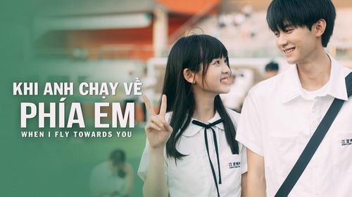 Khi Anh Chạy Về Phía Em kể về nữ sinh Tô Tại Tại hoạt bát, lạc quan và học bá hướng nội Trương Lục Nhượng. Từ lần gặp gỡ đầu tiên, sự chân thành và nguồn năng lượng tích cực của Tô Tại Tại đã dần giúp chàng trai khép kín mở lòng, vượt qua mặc cảm và thêm tin tưởng vào bản thân. Không chỉ tái hiện những rung động đầu đời, bộ phim còn khắc họa tình bạn, tình cảm gia đình và hành trình trưởng thành của một nhóm bạn trẻ, mang đến bầu không khí trong trẻo, dễ chịu và giàu cảm hứng.