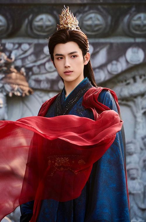 Trần Phi Vũ thử sức với hình tượng Ma tôn Tư Mã Tiêu trong Hiến Ngư. Nhân vật được xây dựng theo hình mẫu bá đạo, tàn nhẫn, là nỗi khiếp sợ của tam giới nhưng dần thay đổi khi gặp nữ chính. Tạo hình hắc hóa cùng thần thái quyền uy của nam diễn viên nhận nhiều phản hồi tích cực, được kỳ vọng sẽ trở thành một trong những điểm nhấn đáng chú ý của dòng phim tiên hiệp trong thời gian tới.