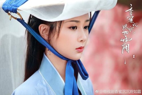 Hương Mật Tựa Khói Sương là một trong những bộ phim tiên hiệp tạo sức ảnh hưởng lớn nhờ câu chuyện tình ngược luyến giữa Cẩm Mịch và Hỏa thần Húc Phượng. Vì bị uống Vẫn Đan từ nhỏ nên Cẩm Mịch không hiểu thế nào là tình yêu, dẫn đến hàng loạt bi kịch, trong đó có việc vô tình sát hại người mình yêu. Sau khi sự thật được hé lộ, hành trình chuộc lỗi và bảo vệ những người thân yêu của nàng trở thành điểm nhấn giàu cảm xúc của bộ phim.
