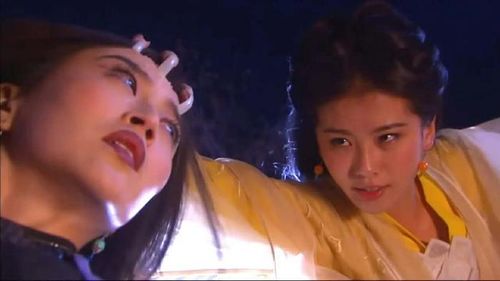 Hoàng Sam Nữ Tử dễ dàng đánh bại "thiên hạ vô địch" Chu Chỉ Nhược.