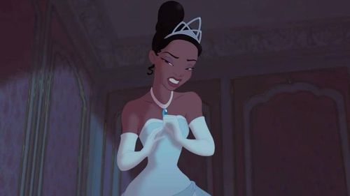 Sau gần hai thập kỷ, hình ảnh Tiana vẫn là một trong những biểu tượng được Disney khai thác mạnh tại công viên giải trí và các sản phẩm thương hiệu. Ảnh: Disney.
