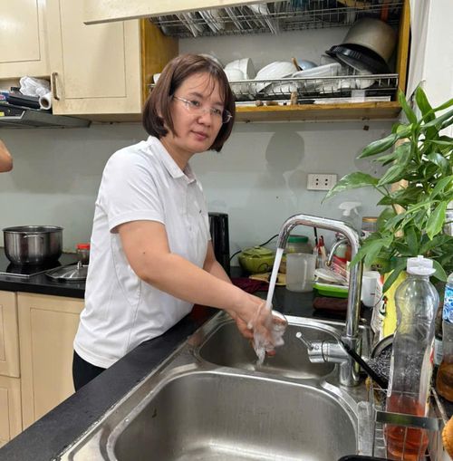 Chị Linh chia sẻ, thu nhập của gia đình có tăng nhưng sinh hoạt phí cũng tăng theo. Vì vậy, cuộc sống vẫn còn nhiều áp lực Ảnh Minh Hoàng