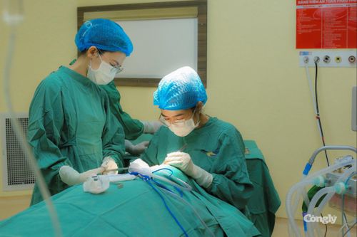 Ê kíp tiến hành phẫu thuật cho bệnh nhân.