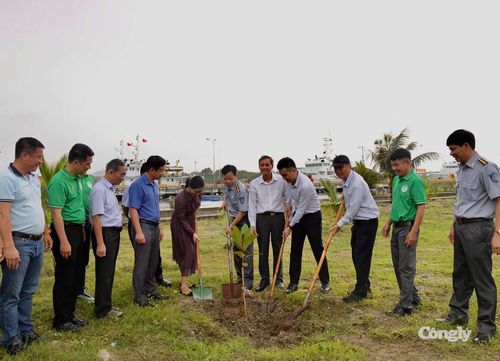 Các đại biểu trồng cây tại khuôn viên Chi đội Kiểm ngư số 2.