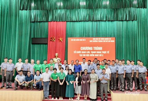 Các đại biểu chụp ảnh lưu niệm.