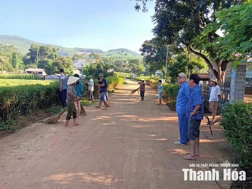 Tổng vệ sinh đường làng, ngõ xóm vào ngày chủ nhật hàng tuần được người dân xã Thạch Lập thực hiện nền nếp.