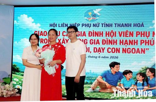 Chị Đào Thị Phương, thôn Sống, xã Cẩm Thủy được vợ chồng con gái đầu tặng quà nhân Ngày Gia đình Việt Nam.