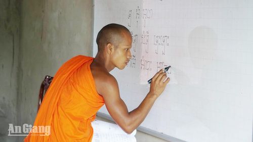 Chính sách hỗ trợ của tỉnh tiếp thêm động lực để các giáo viên gắn bó với những lớp dạy chữ Khmer trong dịp hè.