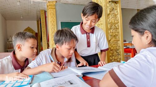 Từ những lớp học hè trong chùa, hành trình gìn giữ tiếng nói, chữ viết dân tộc Khmer được bền bỉ nối dài qua từng thế hệ.