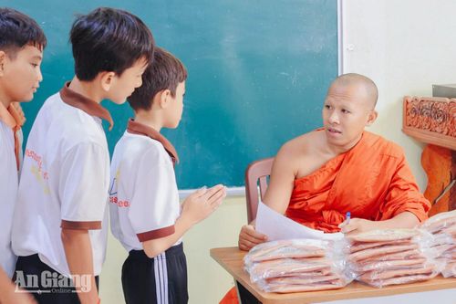 Nhiều năm qua, các giáo viên tự nguyện tham gia giảng dạy chữ Khmer tại các chùa mỗi dịp hè.