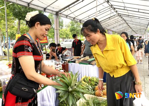 Quảng bá sản phẩm địa phương tại hội chợ trưng bày, quảng bá sản phẩm nông nghiệp thành phố Đà Nẵng. Ảnh: NGỌC HÀ