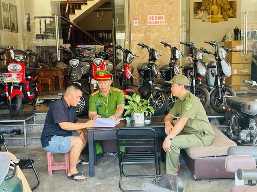 Công an xã yêu cầu cơ sở sửa chữa xe máy không thực hiện việc độ chế, thay đổi kết cấu. Ảnh: ĐVCC