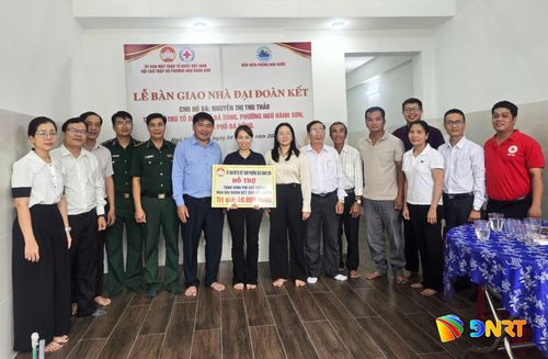 Ủy ban MTTQ Việt Nam phường Ngũ Hành Sơn trao hỗ trợ kinh phí xây nhà đại đoàn kết cho hộ nghèo. Ảnh: NGỌC HÀ