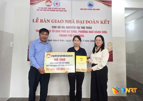 Ủy ban MTTQ Việt Nam phường Ngũ Hành Sơn trao hỗ trợ kinh phí xây nhà đại đoàn kết cho hộ nghèo. Ảnh: NGỌC HÀ