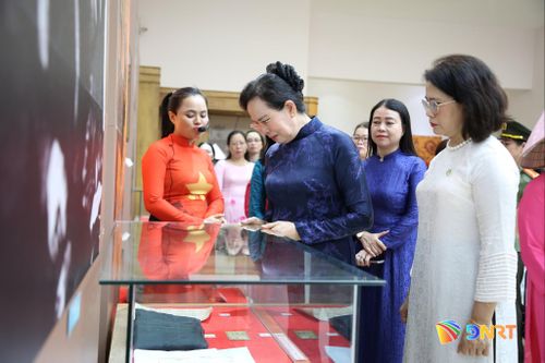 Chủ tịch Hội Liên hiệp Phụ nữ Việt Nam Lê Thị Thủy và các đại biểu tham quan khu lưu niệm Tượng đài Mẹ Việt Nam anh hùng. Ảnh: ALĂNG NGƯỚC