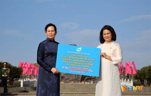 Hội Liên hiệp Phụ nữ Việt Nam tặng 100 triệu đồng hỗ trợ các gia đình chính sách tại thành phố Đà Nẵng. Ảnh: ALĂNG NGƯỚC