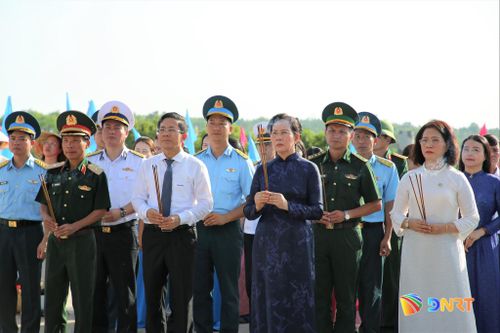 Các đại biểu dâng hương tri ân Mẹ Việt Nam anh hùng và các anh hùng liệt sĩ. Ảnh: ALĂNG NGƯỚC