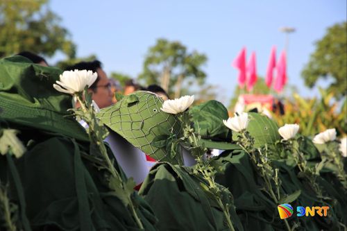 Hàng ghế đầu trước đại biểu được dành để đặt quân trang, quân phục và nhành hoa cúc trắng tri ân các anh hùng liệt sĩ. Ảnh: ALĂNG NGƯỚC