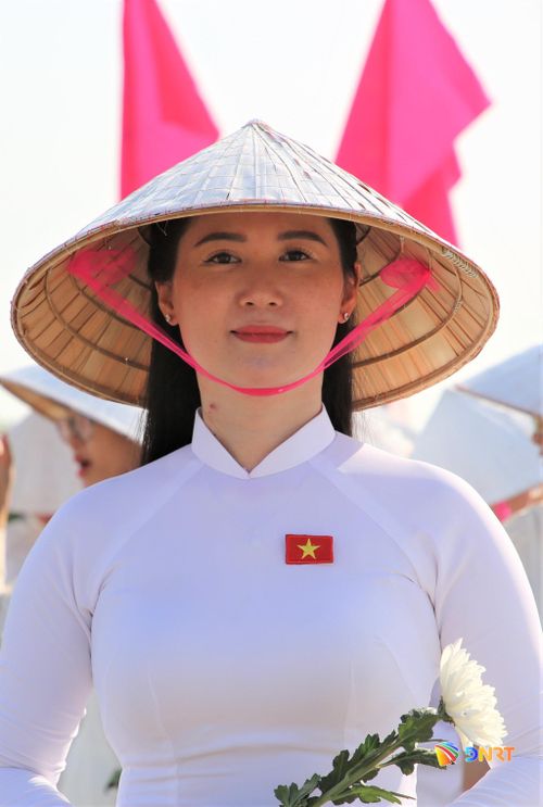 Một phụ nữ mặc áo dài gắn hình ảnh lá cờ Việt Nam tham gia chương trình "Dưới bóng Tượng đài - Phụ nữ Đà Nẵng dâng đóa cúc trắng tri ân Mẹ Việt Nam anh hùng". Ảnh: ALĂNG NGƯỚC