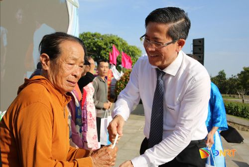Phó Chủ tịch UBND thành phố Trần Nam Hưng trao quà tri ân, động viên các hộ gia đình chính sách khó khăn. Ảnh: ALĂNG NGƯỚC