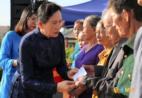 Chủ tịch Hội Liên hiệp Phụ nữ Việt Nam Lê Thị Thủy trao quà động viên các gia đình chính sách. Ảnh: ALĂNG NGƯỚC