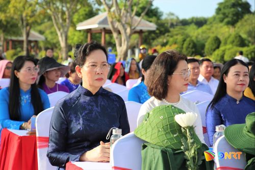 Chủ tịch Hội Liên hiệp Phụ nữ Việt Nam Lê Thị Thủy (hàng đầu bên trái) tham dự chương trình. Ảnh: ALĂNG NGƯỚC