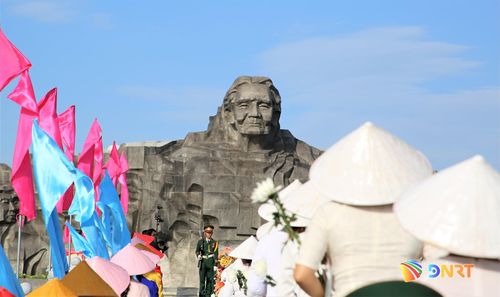 Chương trình diễn ra trang nghiêm trước Tượng đài Mẹ Việt Nam anh hùng. Ảnh: ALĂNG NGƯỚC