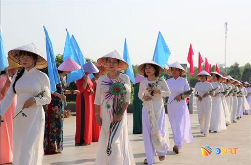 Rất nhiều phụ nữ lớn tuổi đội nắng tham gia chương trình. Ảnh: ALĂNG NGƯỚC