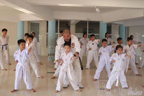 Lớp học võ là sân chơi bổ ích, giúp trẻ em rèn luyện thể chất, tính kỷ luật và kỹ năng tự bảo vệ mình. Ảnh: Nhật Minh