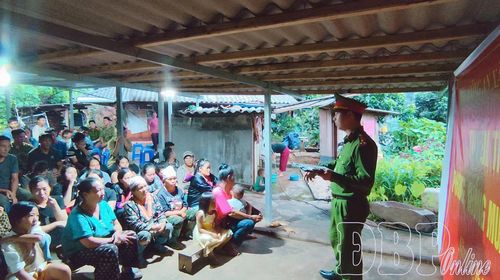Người dân bản Cứu Táng tập trung nghe cán bộ công an xã Nậm Nèn phổ biến thủ đoạn của tội phạm mua bán người.