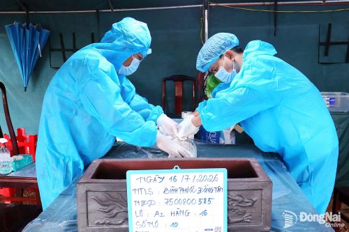 Lực lượng chức năng lấy mẫu xét nghiệm hài cốt liệt sĩ tại Nghĩa trang liệt sĩ Bình Phước (xã Đồng Tâm).