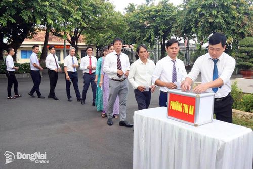 Cán bộ, đảng viên, công chức, viên chức phường Trị An ủng hộ Quỹ Đền ơn đáp nghĩa vào buổi chào cờ đầu tuần ngày 13-7.