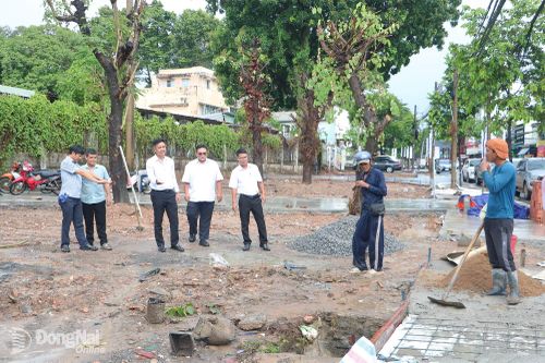 Ông Nguyễn Văn Anh (thứ 3 từ trái qua), Chủ tịch UBND phường Tam Hiệp trao đổi với lực lượng thi công công trình hoa viên Tam Hiệp trên đường Phạm Văn Thuận.