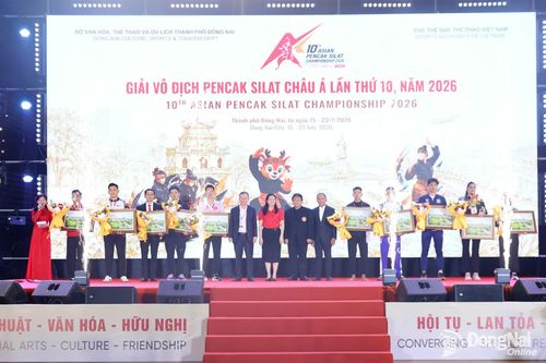 Ban tổ chức trao kỷ niệm chương và quà lưu niệm cho các đoàn tham dự. Ảnh: Thủy Tiên