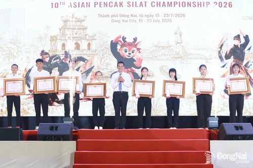 Nghi thức trao Huân chương Lao động cho các huấn luyện viên, vận động viên Pencak Silat Việt Nam. Ảnh: Thủy Tiên