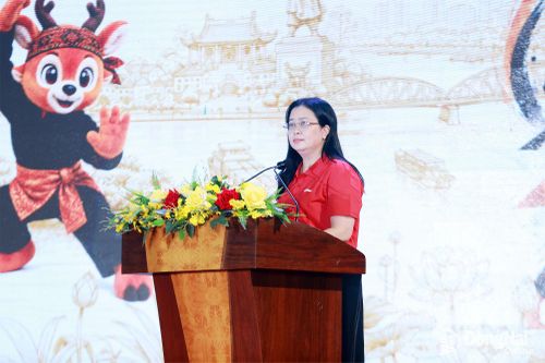 Bà Lê Thị Ngọc Loan, Thành ủy viên, Giám đốc Sở Văn hóa, Thể thao và Du lịch thành phố Đồng Nai phát biểu khai mạc Giải vô địch Pencak Silat châu Á năm 2026. Ảnh: Thủy Tiên