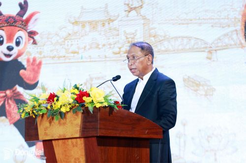 Giáo sư Zainuddin Amali, Chủ tịch Liên đoàn Pencak Silat châu Á, phát biểu chúc mừng và kỳ vọng vào thành công của giải đấu. Ảnh: Thủy Tiên