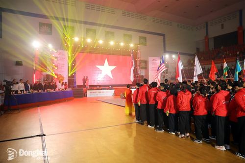 Các đại biểu, vận động viên và trọng tài thực hiện nghi thức chào cờ tại lễ khai mạc giải. Ảnh: Thủy Tiên