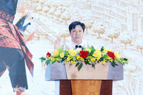 Đại diện trọng tài thực hiện nghi thức tuyên thệ, cam kết điều hành các trận đấu công bằng, chính xác. Ảnh: Thủy Tiên