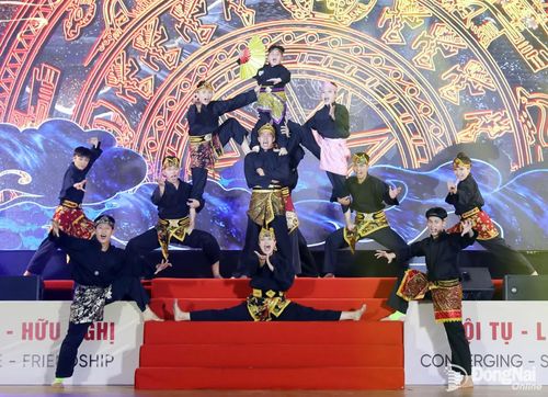 Tiết mục võ nhạc Pencak Silat góp phần tạo không khí sôi động tại lễ khai mạc. Ảnh: Thủy Tiên