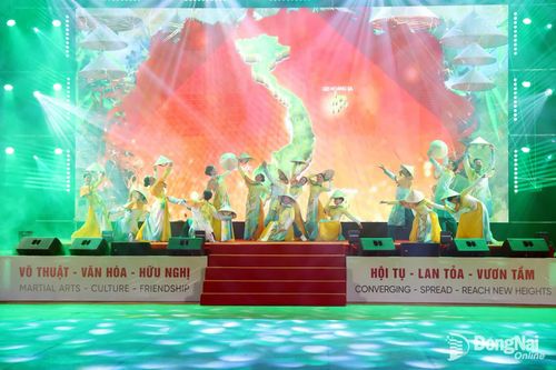 Chương trình biểu diễn mang đậm bản sắc văn hóa Việt Nam chào mừng lễ khai mạc. Ảnh: Thủy Tiên
