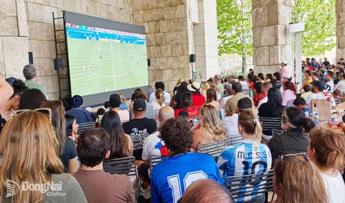 Khán giả xem World Cup ở Bảo tàng Getty Center ở Los Angeles (Mỹ). Ảnh: Trung Nghĩa
